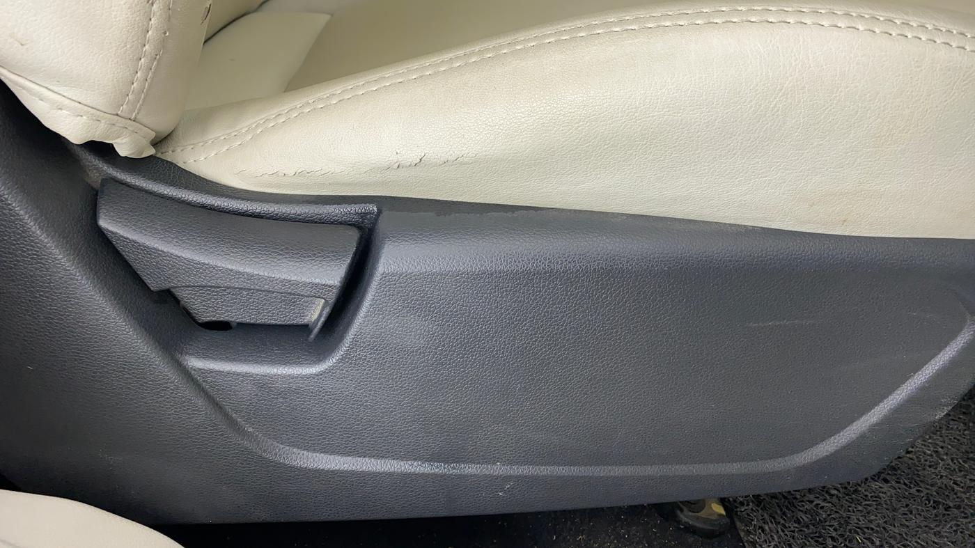 2021 Mahindra XUV300 1.2 W6 MT, Petrol, Manual, 9,135 km, Driver Side Adjustment Panel