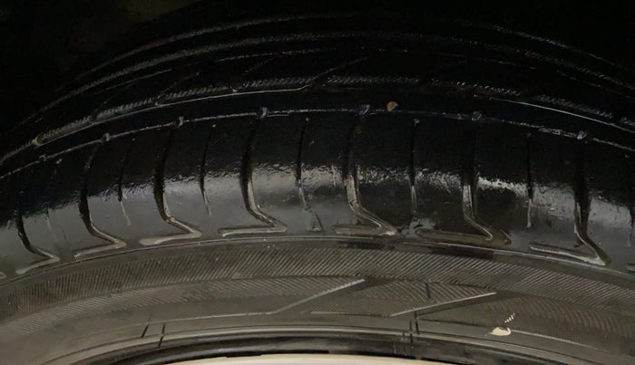 2016 Maruti Baleno DELTA PETROL 1.2, Petrol, Manual, 81,113 km, Left Front Tyre Tread