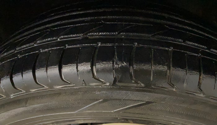 2016 Maruti Baleno DELTA PETROL 1.2, Petrol, Manual, 81,113 km, Right Front Tyre Tread