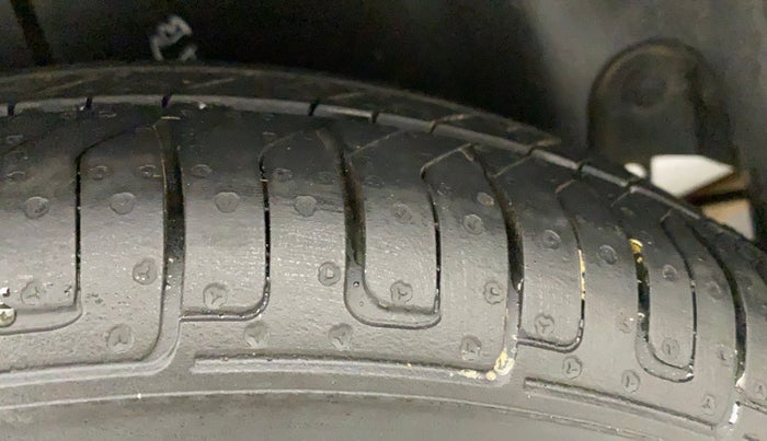 2015 Maruti Swift LXI, Petrol, Manual, 57,436 km, Right Rear Tyre Tread