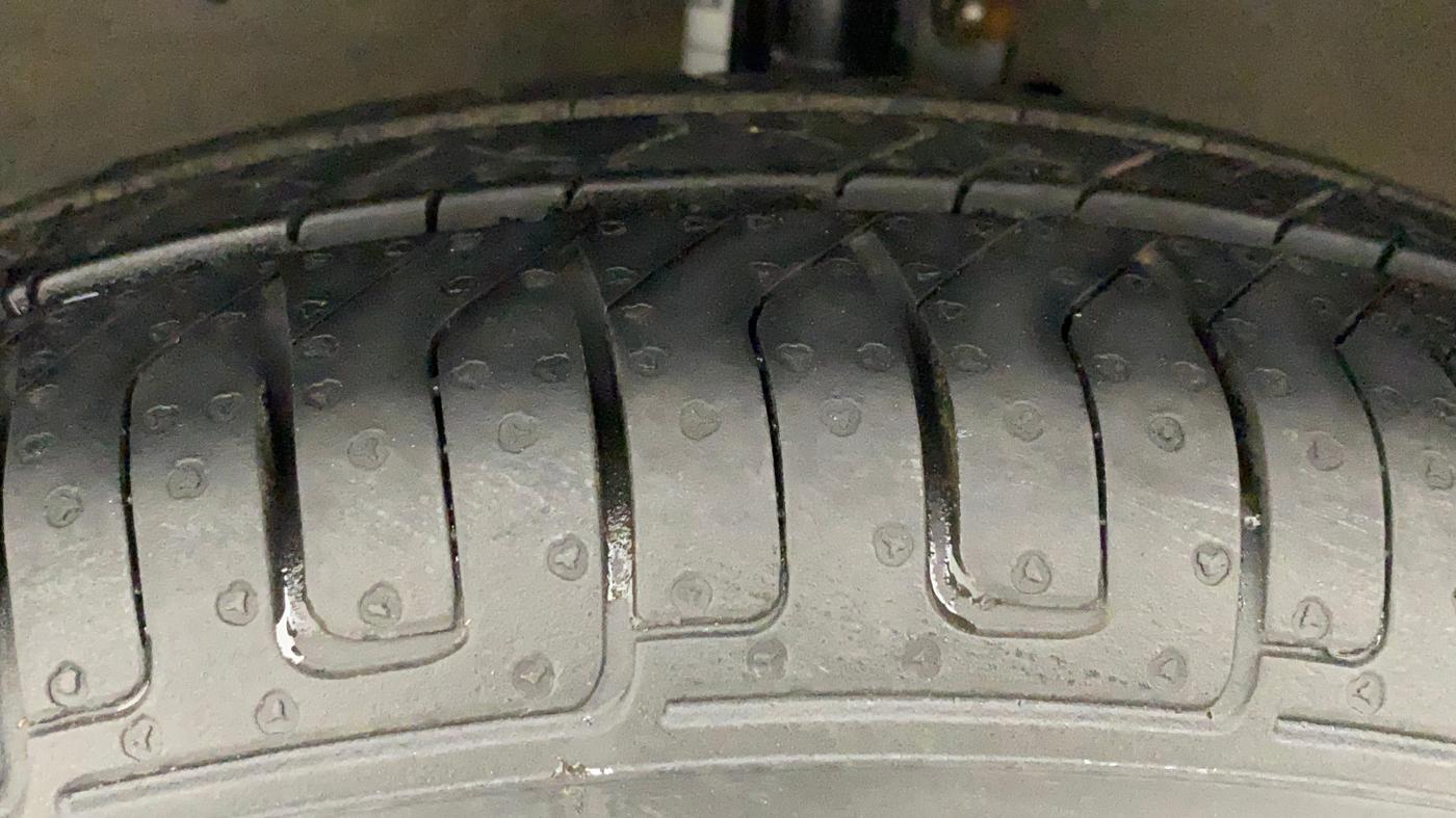 2015 Maruti Swift LXI, Petrol, Manual, 57,436 km, Left Front Tyre Tread