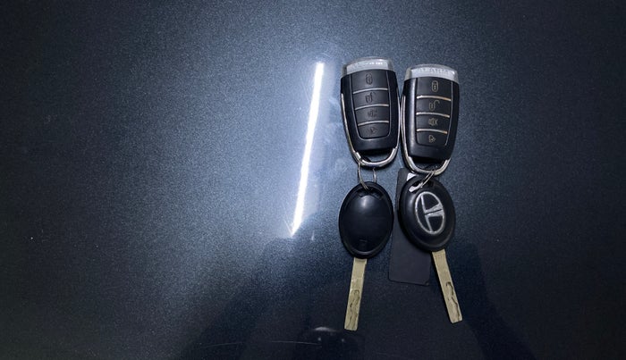 2023 Tata ALTROZ XE CNG, CNG, Manual, 67,775 km, Key Close Up