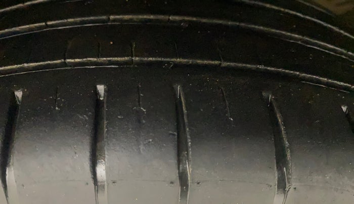 2016 Maruti Baleno ZETA PETROL 1.2, Petrol, Manual, 71,765 km, Left Front Tyre Tread