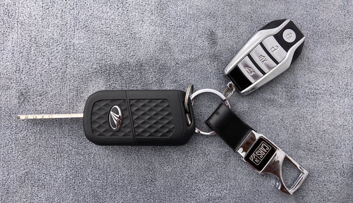 2021 Mahindra MARAZZO M2 8 STR, Diesel, Manual, 9,247 km, Key Close Up