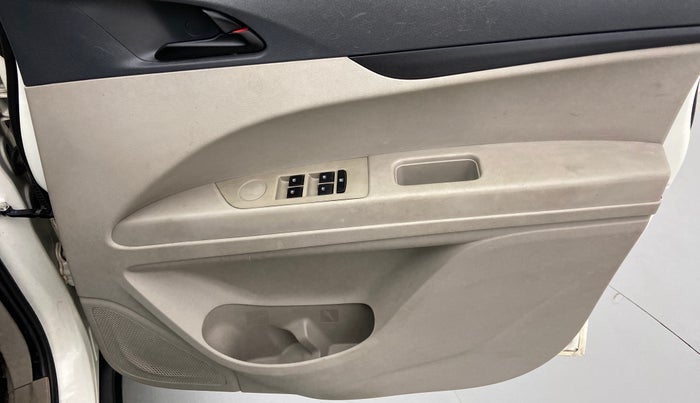 2021 Mahindra MARAZZO M2 8 STR, Diesel, Manual, 9,247 km, Driver Side Door Panels Control