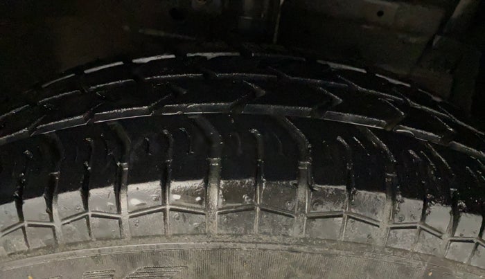 2017 Maruti Swift LXI (O), Petrol, Manual, 34,097 km, Right Front Tyre Tread
