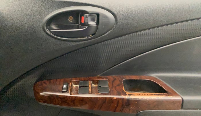 2015 Toyota Etios CROSS 1.2 G, Petrol, Manual, 1,16,991 km, Driver Side Door Panels Control