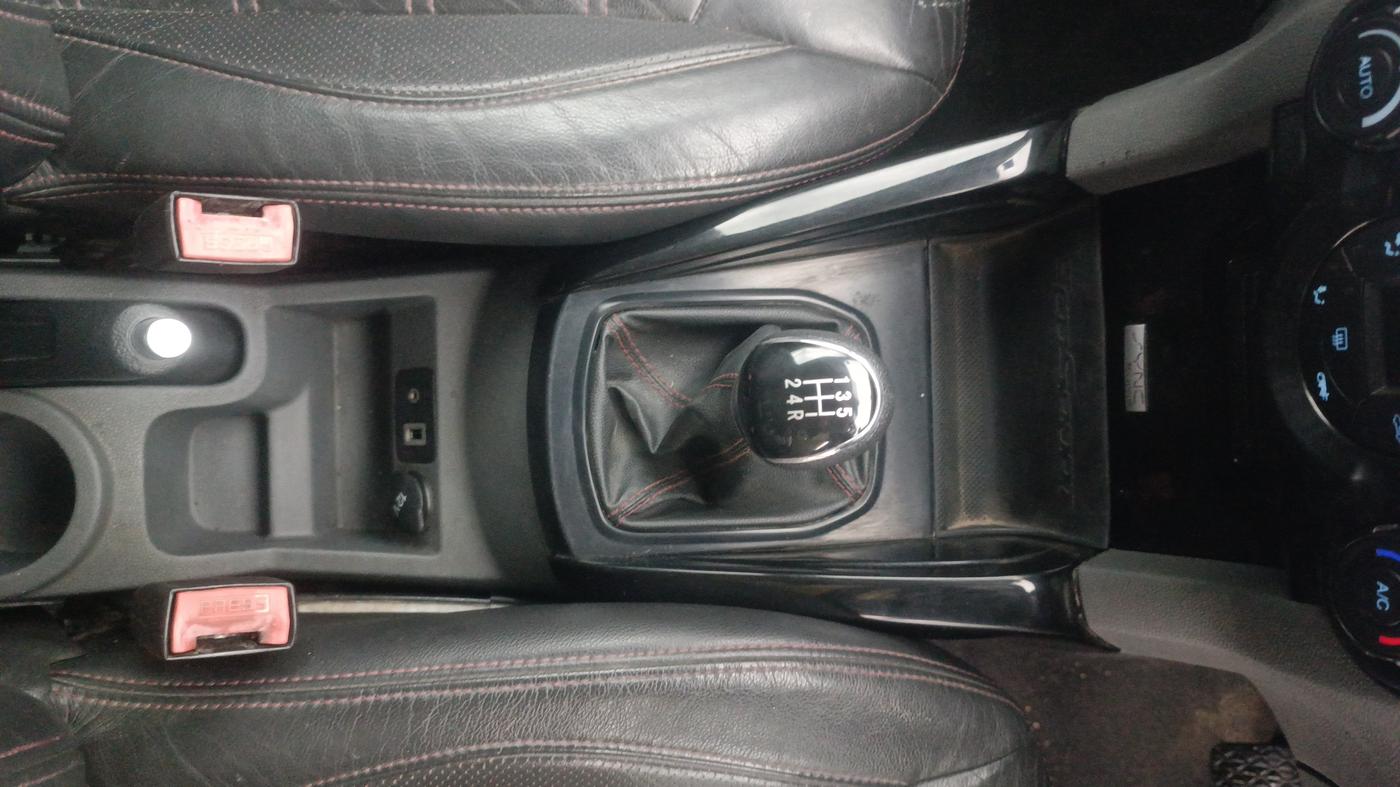 2013 Ford Ecosport TITANIUM 1.0L ECOBOOST, Petrol, Manual, 1,02,892 km, Gear Lever