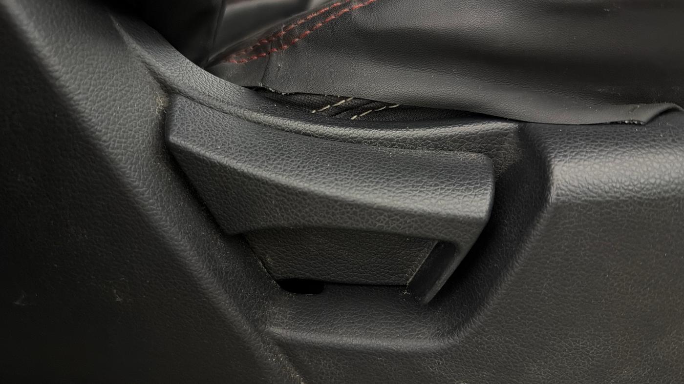 2022 Mahindra XUV300 W6 1.2 PETROL AMT, Petrol, Automatic, 1,14,527 km, Driver Side Adjustment Panel