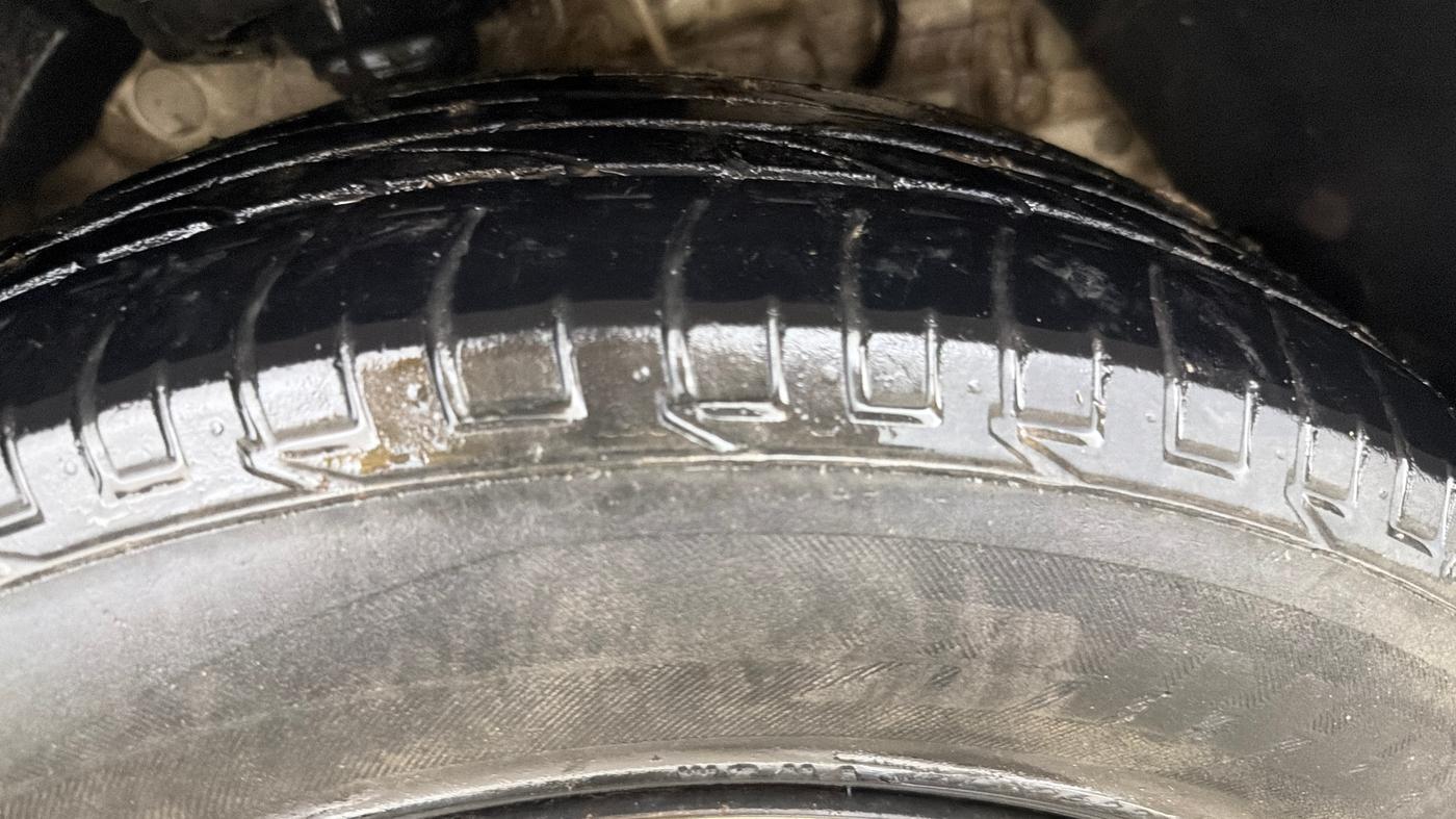 2022 Mahindra XUV300 W6 1.2 PETROL AMT, Petrol, Automatic, 1,14,527 km, Right Front Tyre Tread