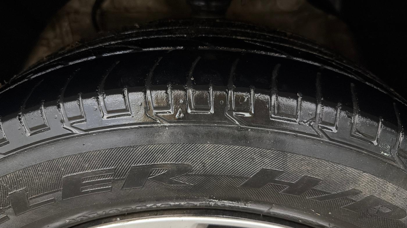 2022 Mahindra XUV300 W6 1.2 PETROL AMT, Petrol, Automatic, 1,14,527 km, Left Front Tyre Tread