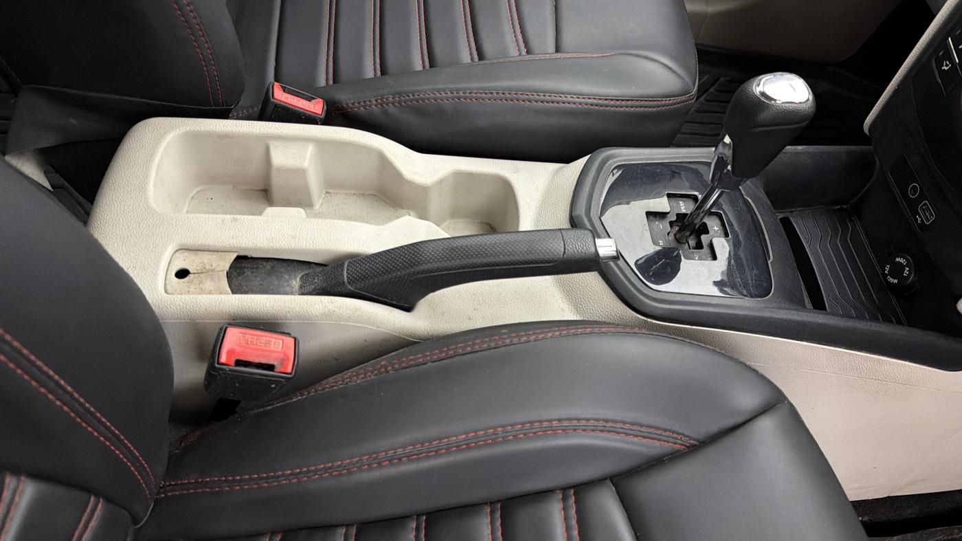 2022 Mahindra XUV300 W6 1.2 PETROL AMT, Petrol, Automatic, 1,14,527 km, Gear Lever