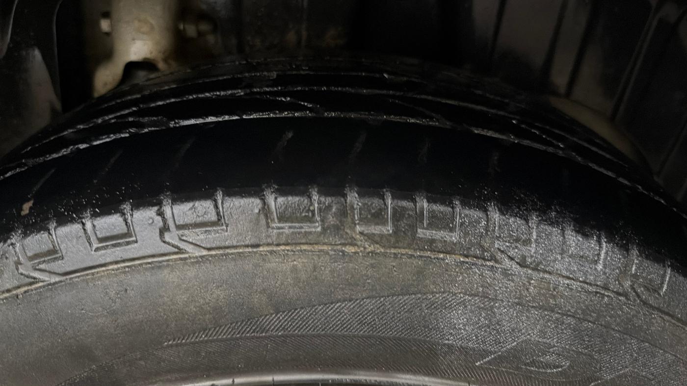 2022 Mahindra XUV300 W6 1.2 PETROL AMT, Petrol, Automatic, 1,14,527 km, Left Rear Tyre Tread
