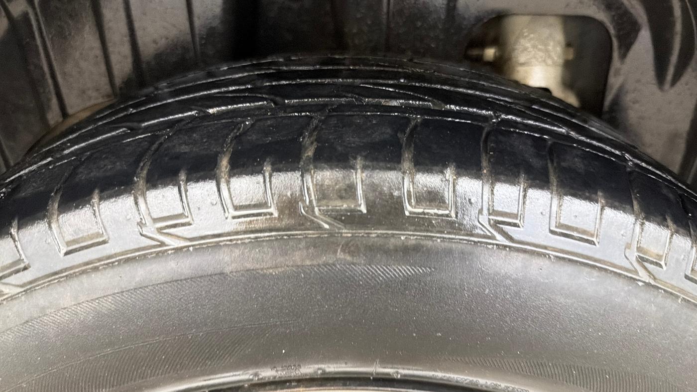 2022 Mahindra XUV300 W6 1.2 PETROL AMT, Petrol, Automatic, 1,14,527 km, Right Rear Tyre Tread