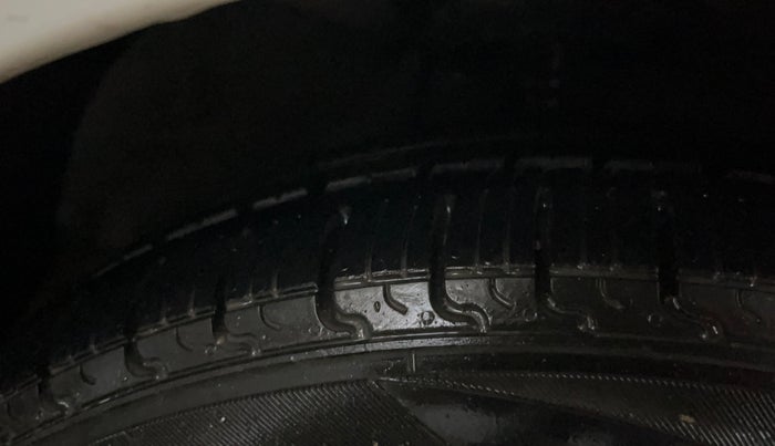 2017 Hyundai Grand i10 SPORTZ (O) 1.2 KAPPA VTVT, Petrol, Manual, 79,959 km, Right Front Tyre Tread