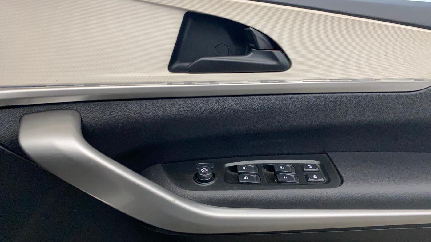 2021 Mahindra XUV700 AX 3 P MT 5 STR, Petrol, Manual, 40,193 km, Driver Side Door Panels Control