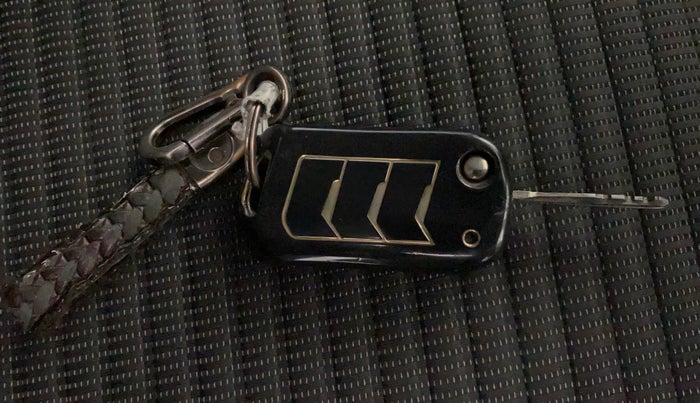 2021 Mahindra XUV700 AX 3 P MT 5 STR, Petrol, Manual, 40,193 km, Key Close Up