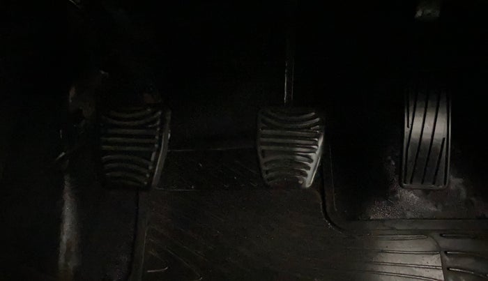 2021 Mahindra XUV700 AX 3 P MT 5 STR, Petrol, Manual, 40,193 km, Pedals