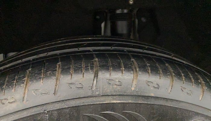 2021 Mahindra XUV700 AX 3 P MT 5 STR, Petrol, Manual, 40,193 km, Left Rear Tyre Tread