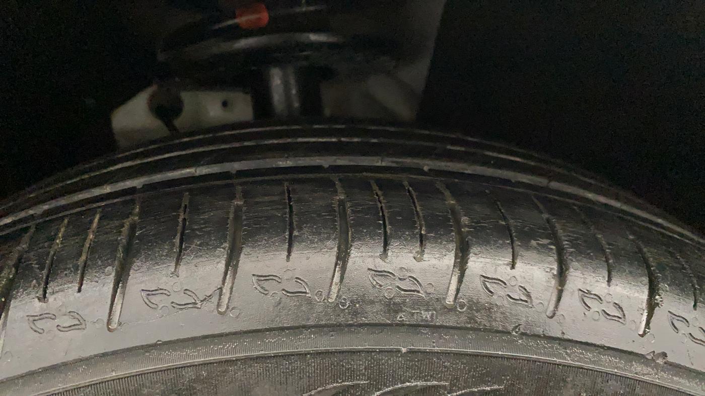 2021 Mahindra XUV700 AX 3 P MT 5 STR, Petrol, Manual, 40,193 km, Right Front Tyre Tread