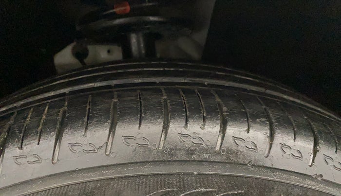 2021 Mahindra XUV700 AX 3 P MT 5 STR, Petrol, Manual, 40,193 km, Right Front Tyre Tread