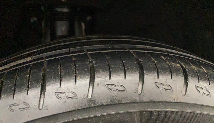 2021 Mahindra XUV700 AX 3 P MT 5 STR, Petrol, Manual, 40,193 km, Right Rear Tyre Tread