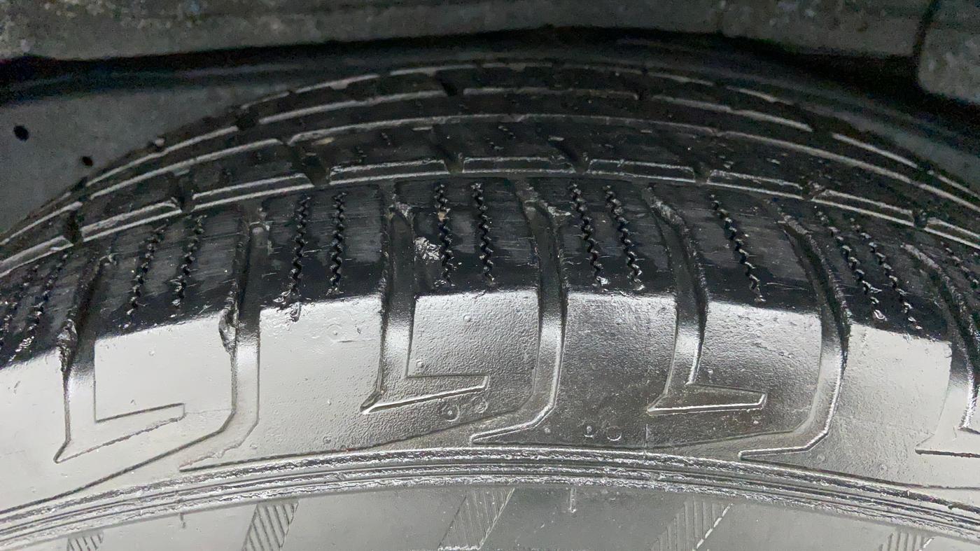 2014 Toyota Fortuner 3.0 AT 4X2, Diesel, Automatic, 1,24,341 km, Left Rear Tyre Tread