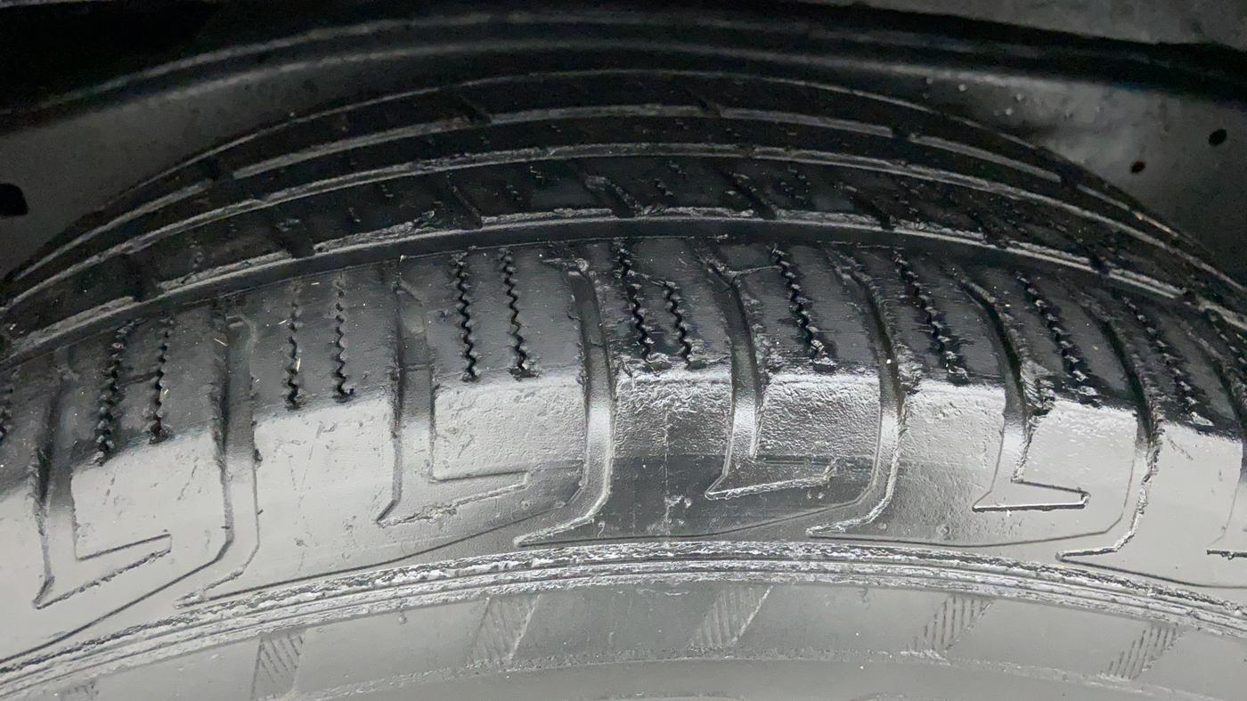 2014 Toyota Fortuner 3.0 AT 4X2, Diesel, Automatic, 1,24,341 km, Right Rear Tyre Tread