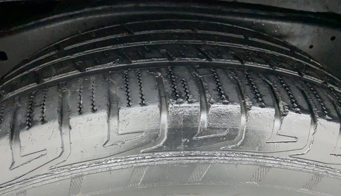 2014 Toyota Fortuner 3.0 AT 4X2, Diesel, Automatic, 1,24,341 km, Right Rear Tyre Tread