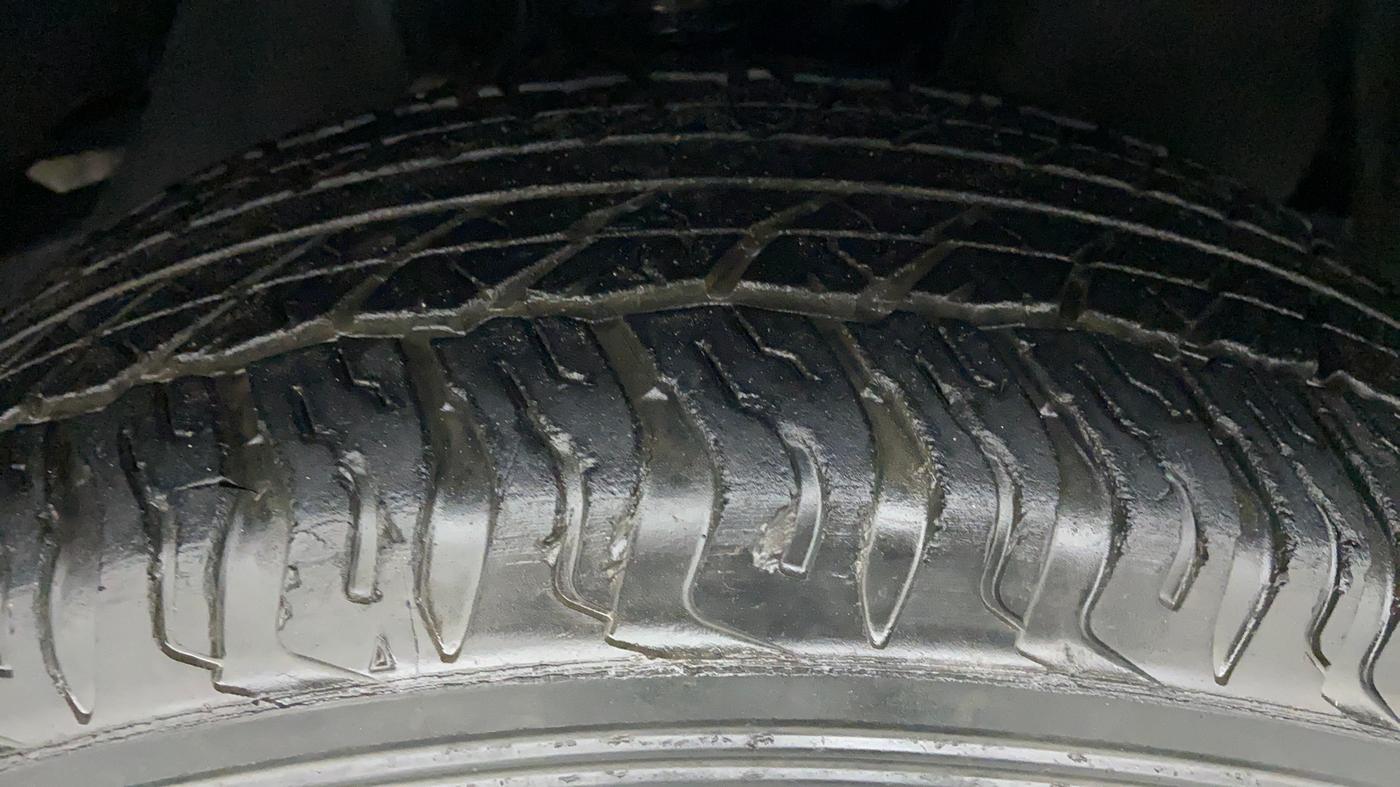 2014 Toyota Fortuner 3.0 AT 4X2, Diesel, Automatic, 1,24,341 km, Right Front Tyre Tread