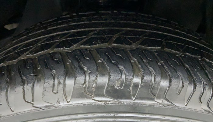 2014 Toyota Fortuner 3.0 AT 4X2, Diesel, Automatic, 1,24,341 km, Right Front Tyre Tread