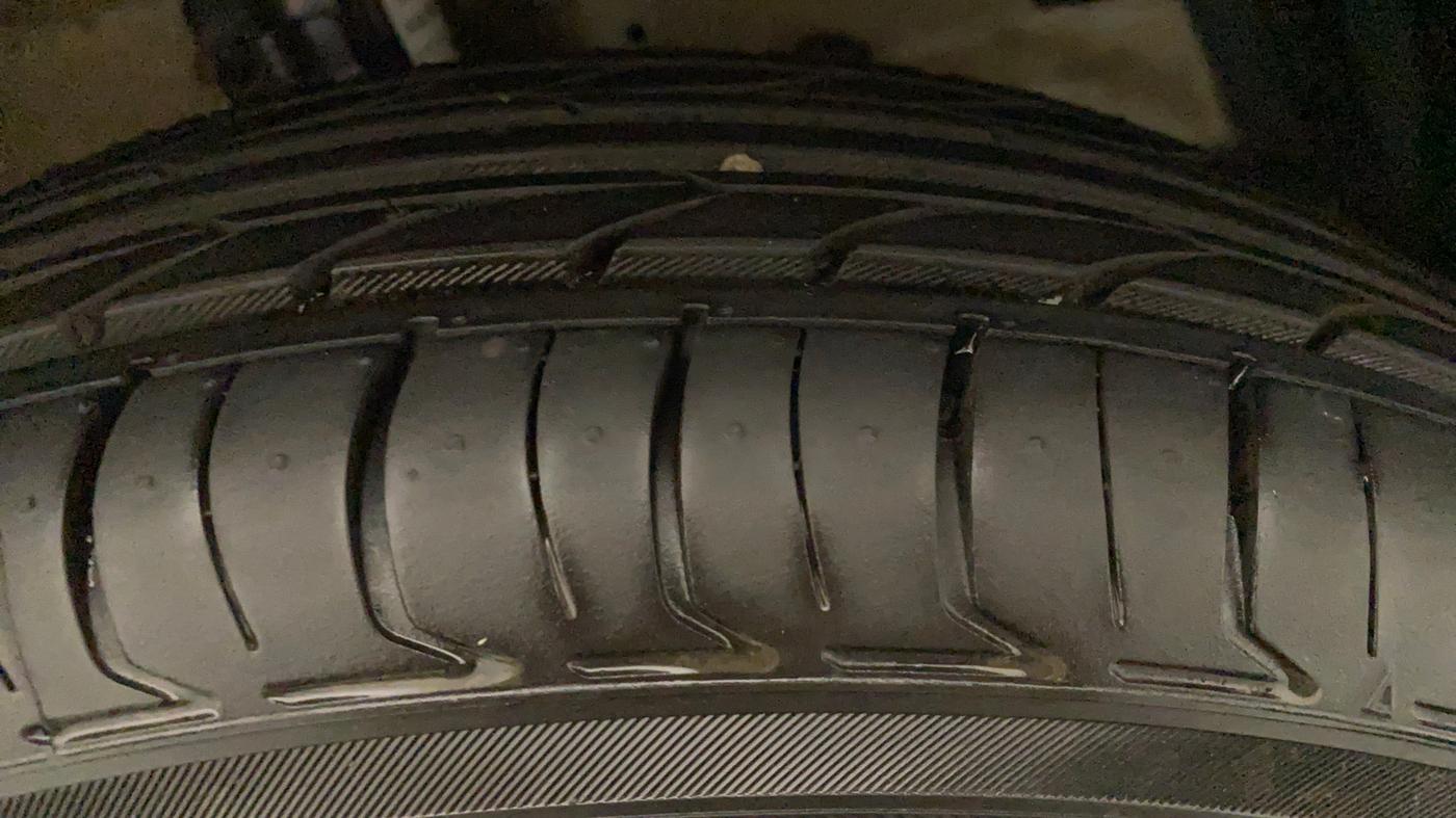 2016 Maruti Swift VXI, CNG, Manual, 19,279 km, Left Front Tyre Tread