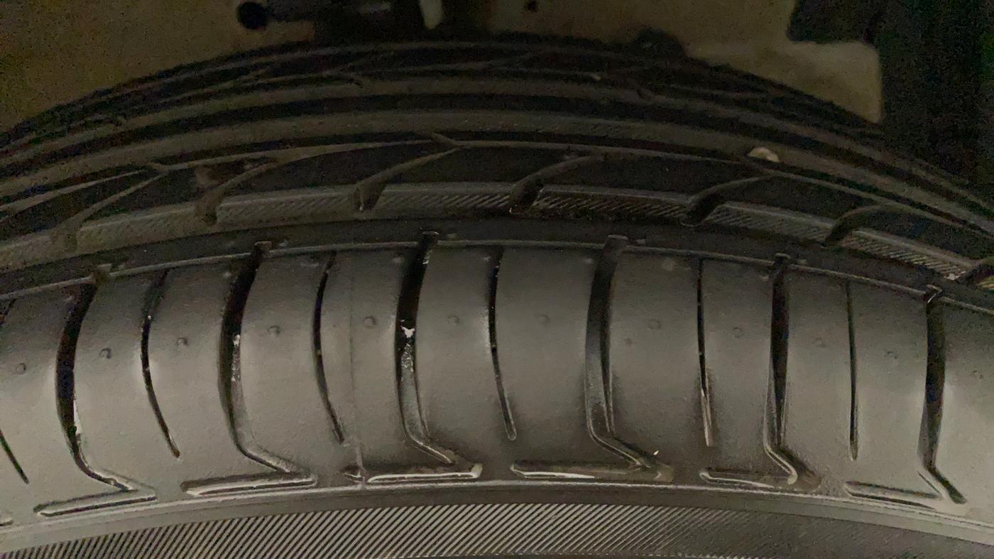 2016 Maruti Swift VXI, CNG, Manual, 19,279 km, Right Front Tyre Tread