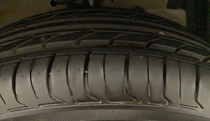 2016 Maruti Swift VXI, CNG, Manual, 19,279 km, Right Front Tyre Tread