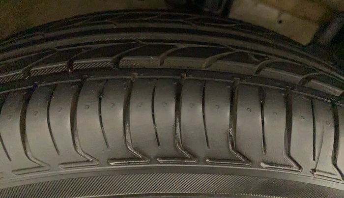2016 Maruti Swift VXI, CNG, Manual, 19,279 km, Right Rear Tyre Tread
