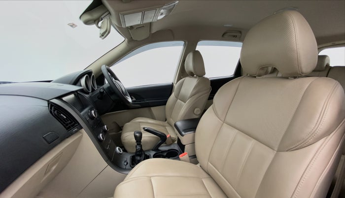 2017 Mahindra XUV500 W8 FWD, Diesel, Manual, 51,735 km, Right Side Front Door Cabin