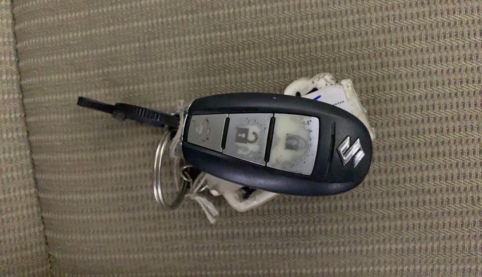 2017 Maruti Ciaz ZETA 1.4  MT PETROL, Petrol, Manual, 94,660 km, Key Close Up