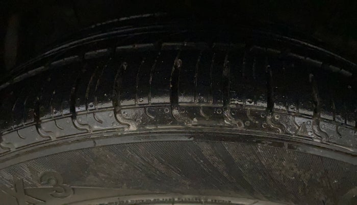 2017 Maruti Ciaz ZETA 1.4  MT PETROL, Petrol, Manual, 94,660 km, Left Front Tyre Tread