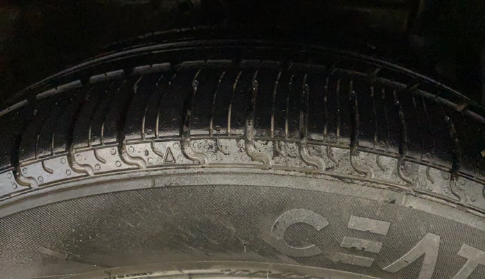 2017 Maruti Ciaz ZETA 1.4  MT PETROL, Petrol, Manual, 94,660 km, Right Front Tyre Tread