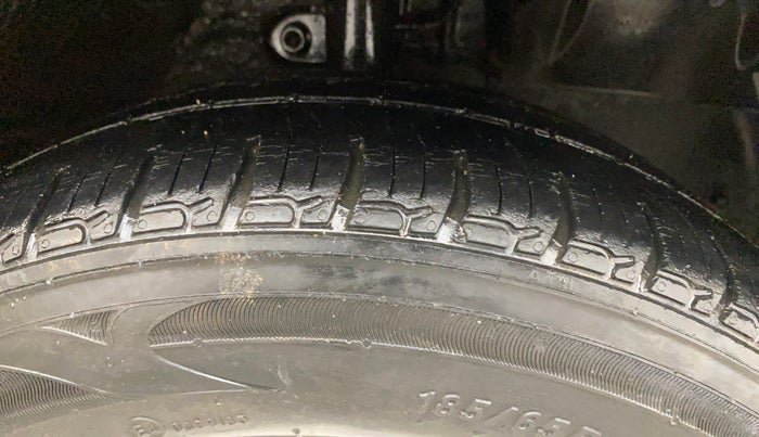 2018 Mahindra KUV 100 NXT K2+ P 6 STR, Petrol, Manual, 45,423 km, Right Front Tyre Tread