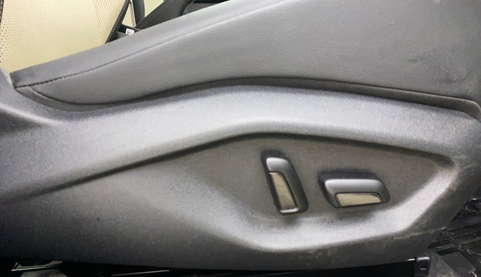 2025 Skoda SLAVIA Prestige 1.0L TSI AT, Petrol, Automatic, 2,570 km, Driver Side Adjustment Panel