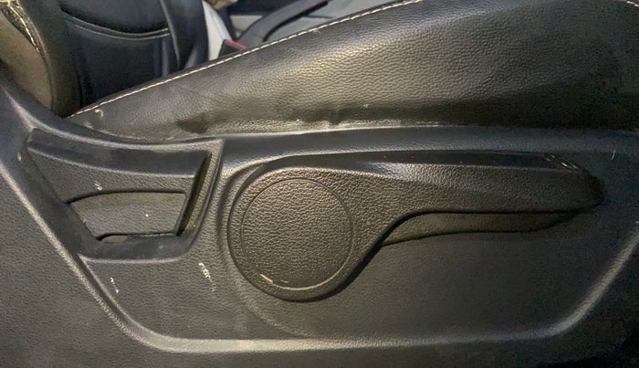 2022 Mahindra XUV300 W8 1.2 PETROL, Petrol, Manual, 48,228 km, Driver Side Adjustment Panel