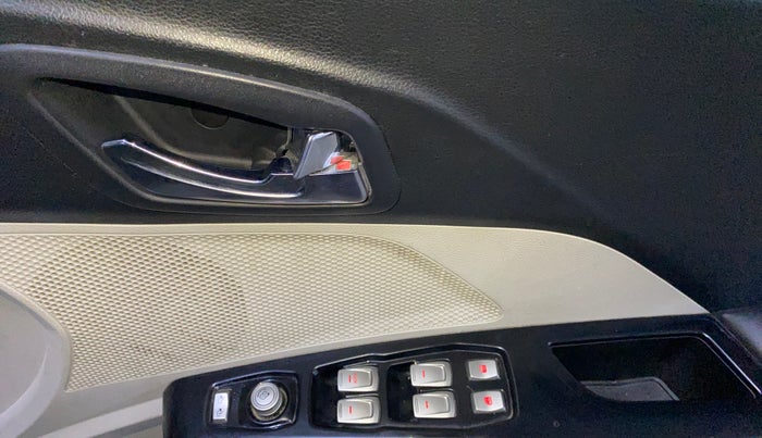 2022 Mahindra XUV300 W8 1.2 PETROL, Petrol, Manual, 48,228 km, Driver Side Door Panels Control