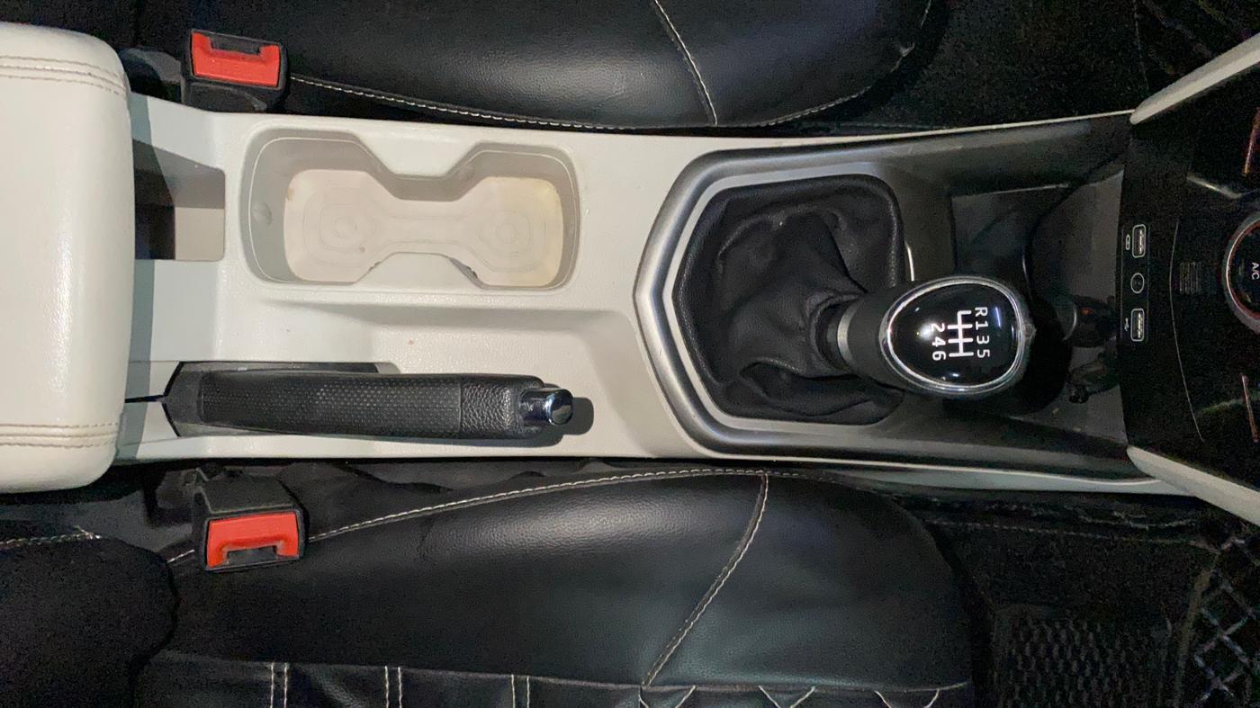 2022 Mahindra XUV300 W8 1.2 PETROL, Petrol, Manual, 48,228 km, Gear Lever