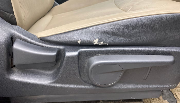 2018 Mahindra TUV300 T10 AMT, Diesel, Automatic, 71,888 km, Driver Side Adjustment Panel