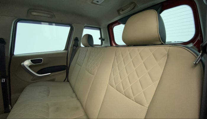 2018 Mahindra TUV300 T10 AMT, Diesel, Automatic, 71,888 km, Right Side Rear Door Cabin