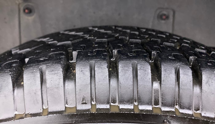 2018 Mahindra TUV300 T10 AMT, Diesel, Automatic, 71,888 km, Right Rear Tyre Tread