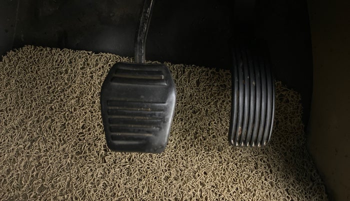 2018 Mahindra TUV300 T10 AMT, Diesel, Automatic, 71,888 km, Pedals