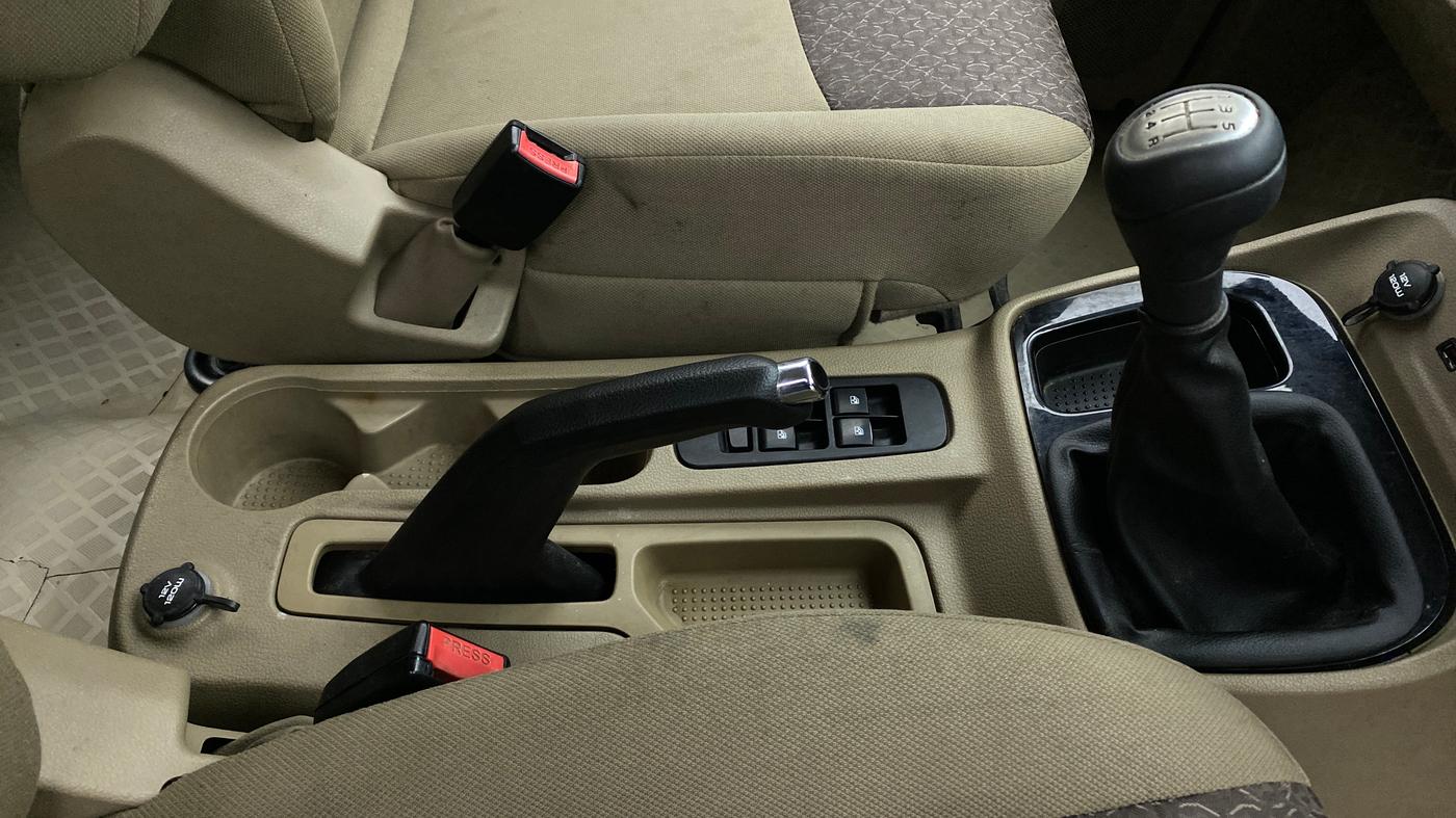 2017 Mahindra TUV300 T8, Diesel, Manual, 40,063 km, Gear Lever