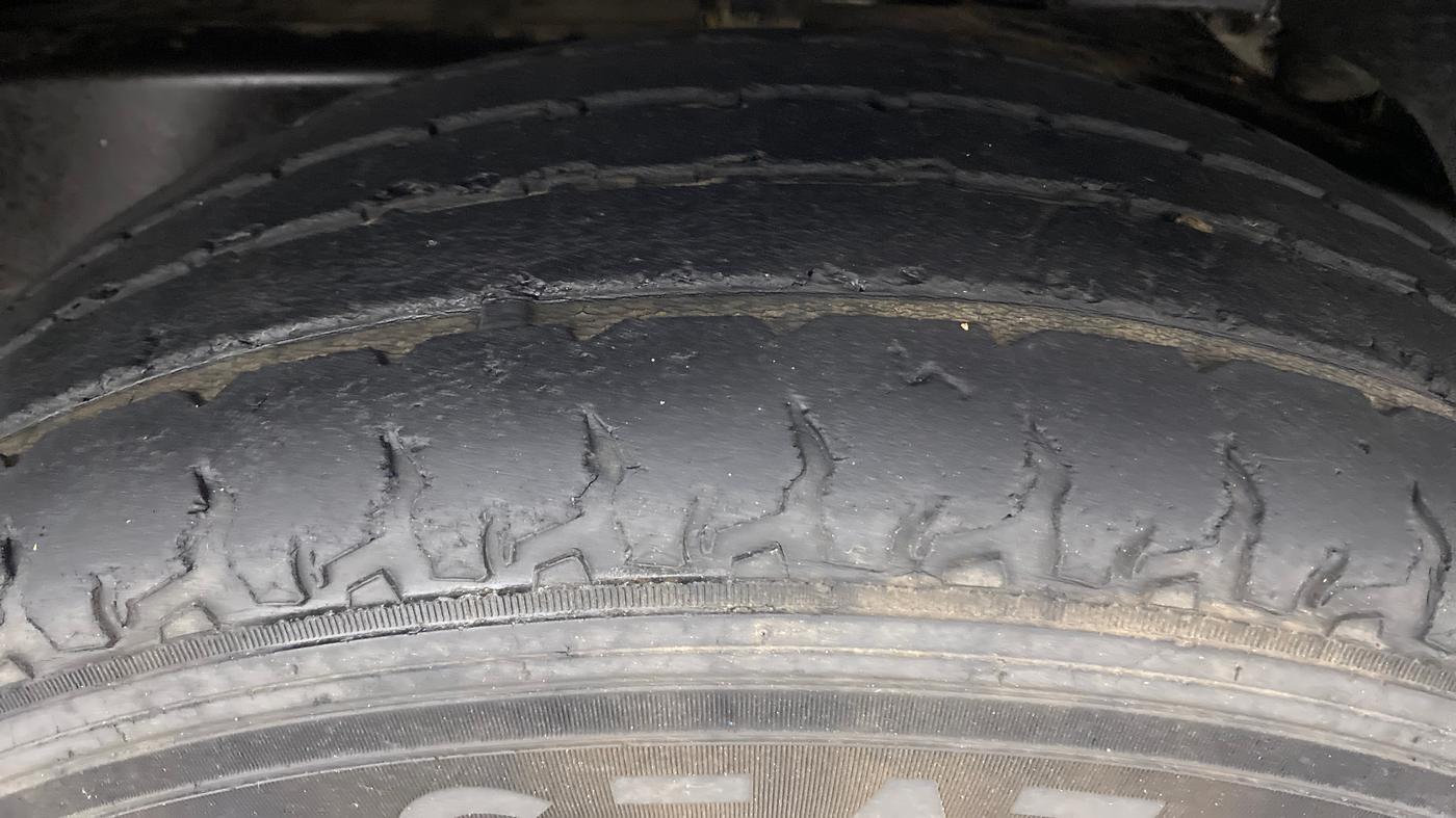 2017 Mahindra TUV300 T8, Diesel, Manual, 40,063 km, Left Rear Tyre Tread